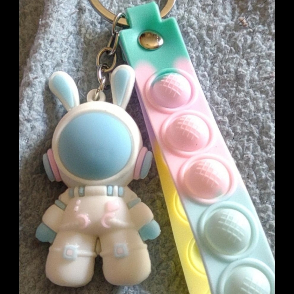 Spaceman Pop Bubble Keychain - Picture 3 of 13